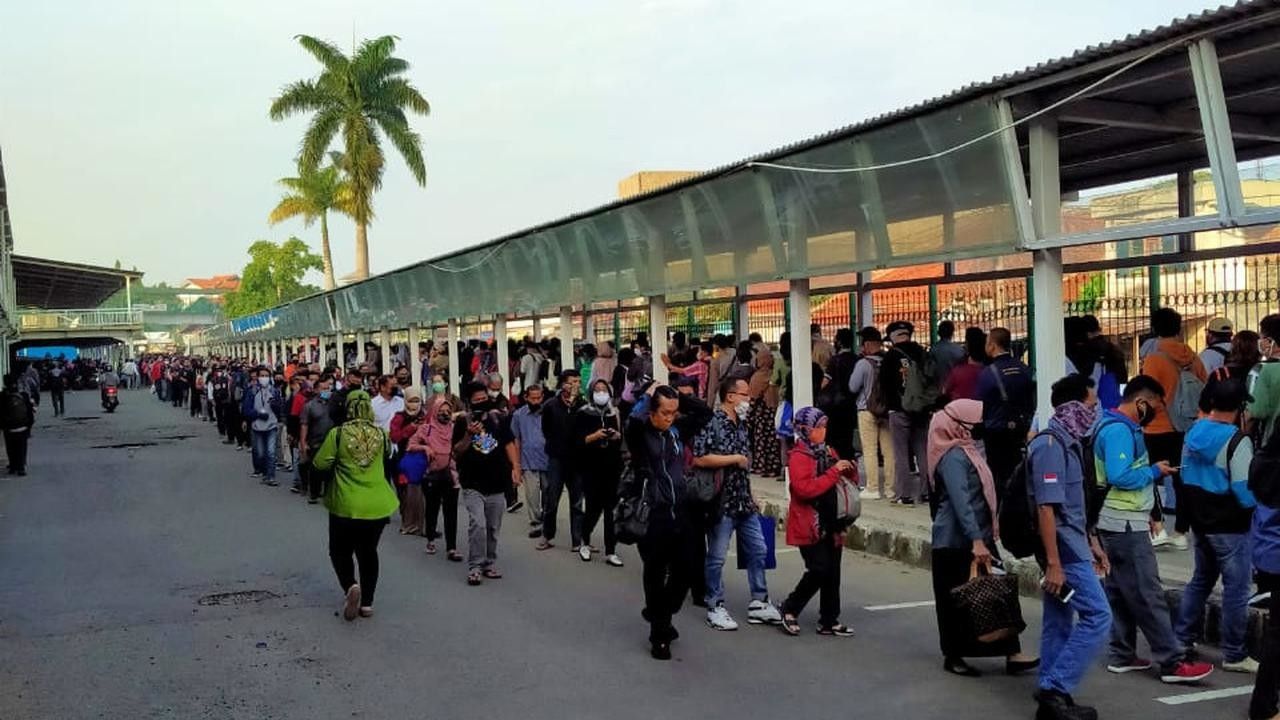 Antre Naik KRL pada Masa New Normal, Ini Beberapa Tips Amannya!