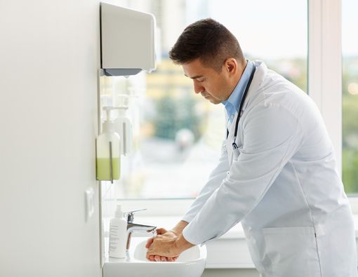 Cuci Tangan Hanya dengan Air Bersih, Cukupkah?