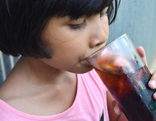 Bahayanya Jika Anak Sering Minum Soda