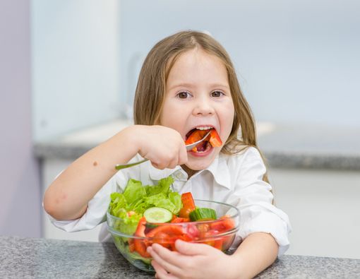 Kiat Ampuh agar Anak Terbiasa Makan Sayur