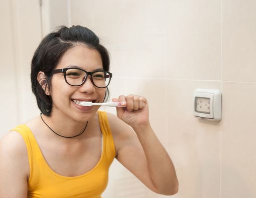 Efek Buruk Menyikat Gigi Terlalu Keras