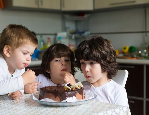 Trik Agar Anak Tidak Banyak Konsumsi Makanan Manis saat Natal