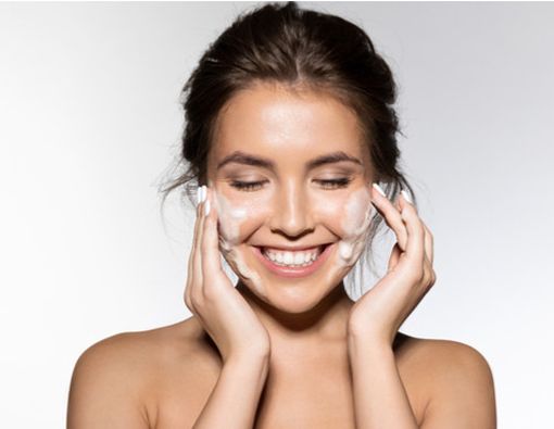 Membersihkan Wajah dengan Metode Double Cleansing, Perlukah?
