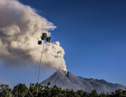 Waspada, Gunung Merapi Mengalami Letusan Freatik!