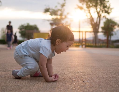 Anak Sering Jatuh Saat Berjalan? Ini Penyebab dan Penanganannya
