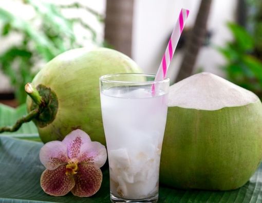 Benarkah Air Kelapa Hijau Bisa Tingkatkan Gairah di Ranjang?