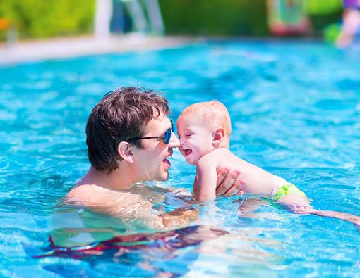 5 Tips Aman Berenang Bersama Anak