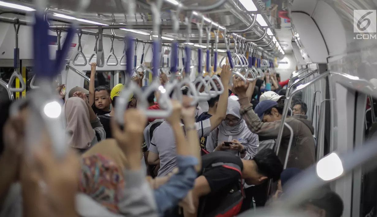 Perlu Tahu! 5 Penyakit Ini Bisa Menular Saat Naik MRT (Faizal Fanani/Liputan6)
