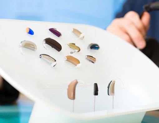 Kiat Memilih Alat Bantu Dengar yang Sesuai