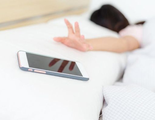 Harus Berapa Jauh Meletakkan Ponsel Dari Tempat Tidur?