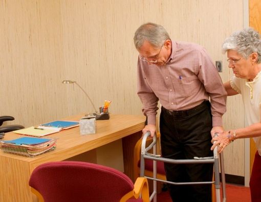 Mengenal Fungsi Walker, Alat Bantu Jalan untuk Lansia