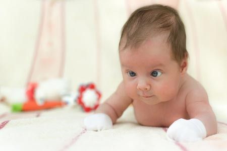 Mata Bayi Tampak Juling, Normalkah?