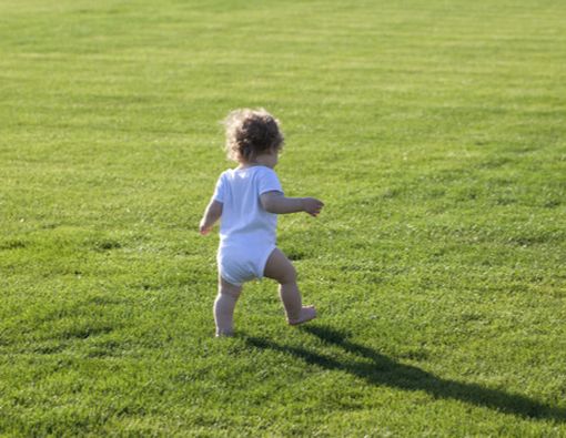 Alasan Mengapa Telanjang Kaki Baik bagi Balita
