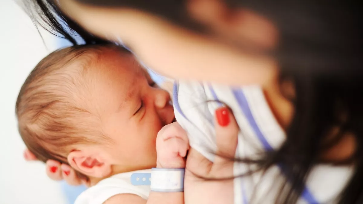 Perut Bayi Bunyi Saat Menyusu, Apa Penyebabnya?