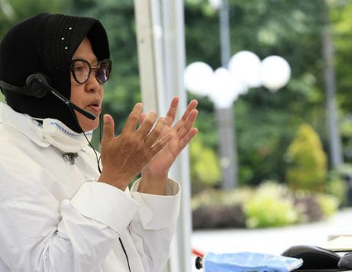 Sambil Meminta Maaf, Risma Menangis Pada Nakes. Mengapa Bisa Emosional?