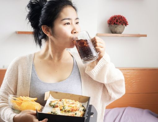 Makanan Pemicu Radikal Bebas yang Sebaiknya Dikurangi Konsumsinya