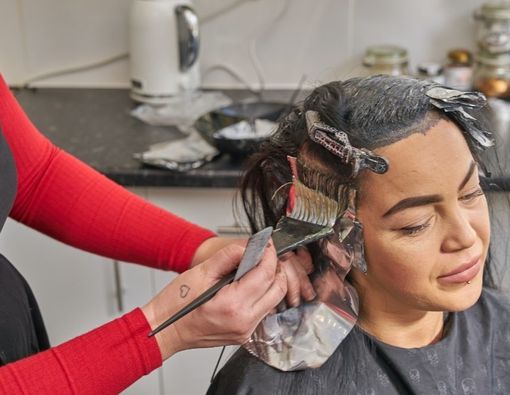 Kesalahan Saat Mewarnai Rambut di Rumah