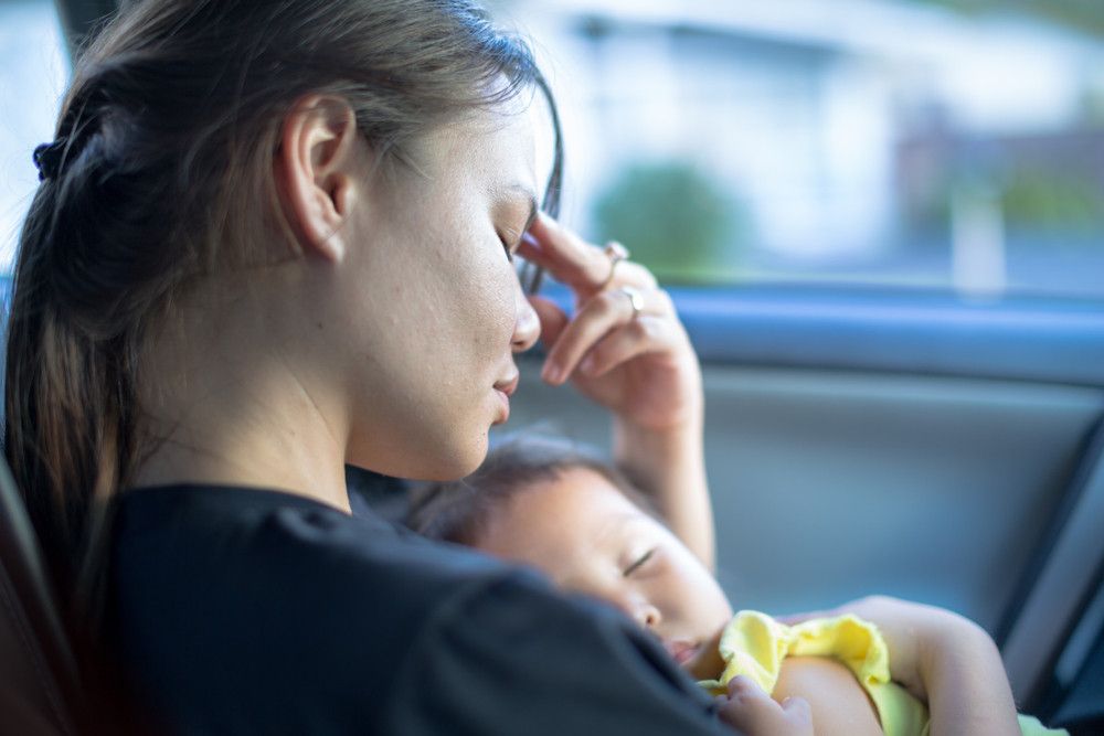 Ibu Habis Melahirkan Rentan Sakit Kepala Akibat Kurang Tidur (globalmoments/Shutterstock)
