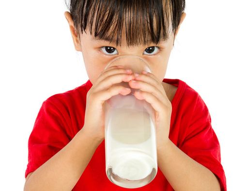 Kiat Praktis Agar si Kecil Tidak Minum Susu dari Botol