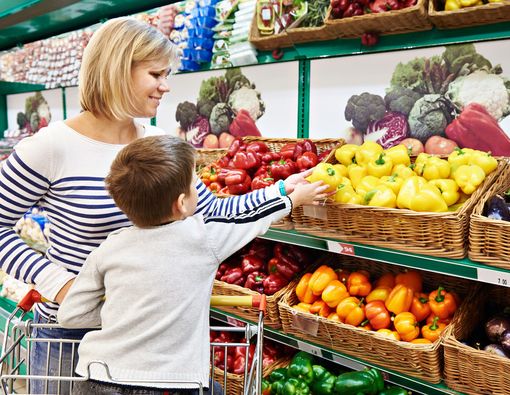 7 Pelajaran untuk Anak Saat Mengajaknya Belanja