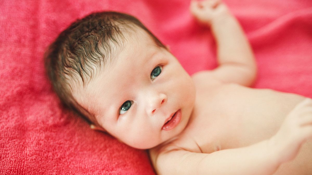 Bayi Sering Berkeringat, Wajar atau Tanda Penyakit?