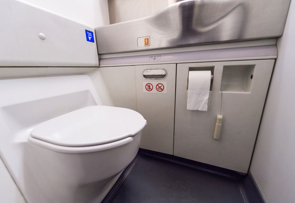 Cara Menggunakan Toilet Pesawat yang Aman dan Sehat