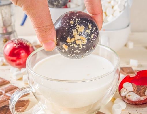 Tea Bomb dan Hot Chocolate Bomb, Mana yang Lebih Sehat?