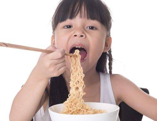 Anak Suka Makan Mi Instan Bisa Kena Radang Usus?