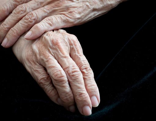 Masalah Kesehatan Tangan yang Perlu Diwaspadai Lansia