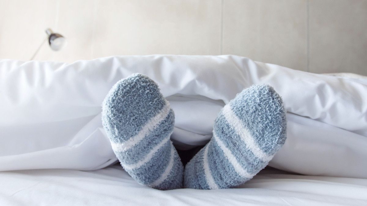Tidur Pakai Kaus Kaki, Perlu atau Tidak?