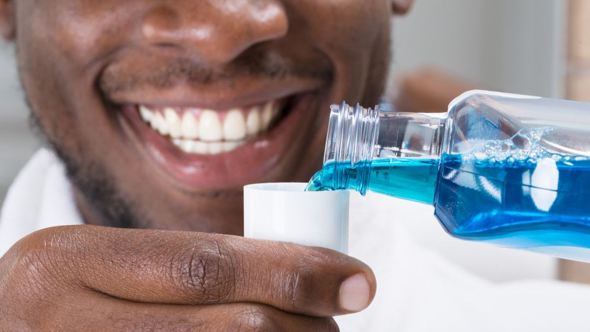 Efektifkah Mengatasi Gigi Ngilu dengan Mouthwash?