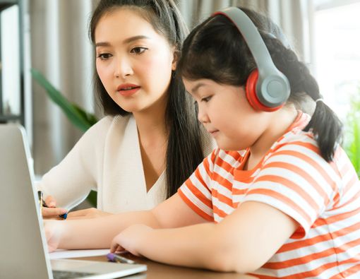 Cara Orang Tua Tahan Emosi Saat Dampingi Anak Sekolah Online