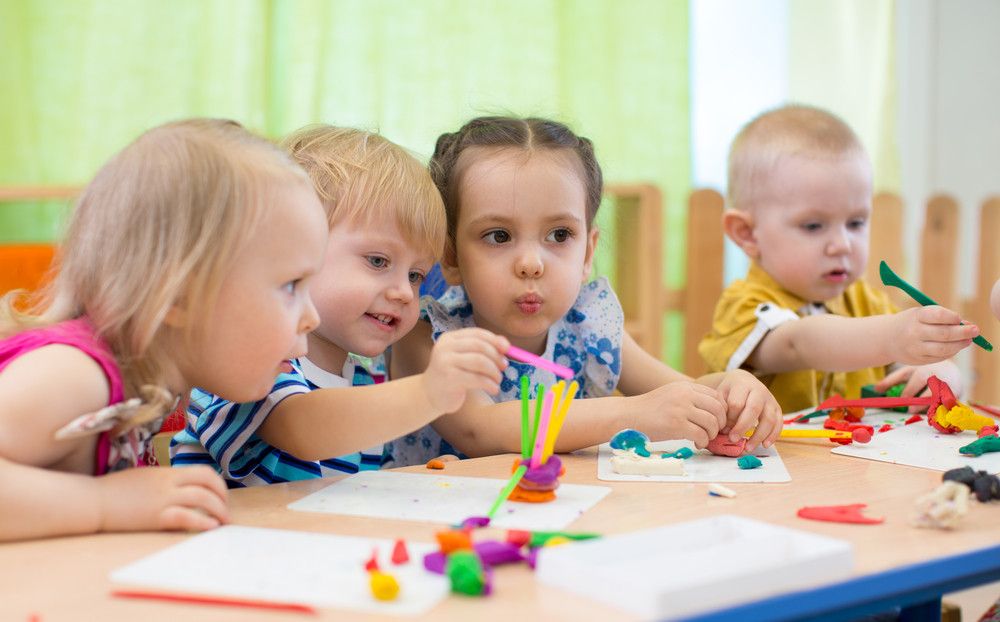 Pilih Baby Sitter atau Day Care untuk Menjaga si Kecil?