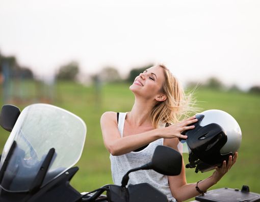 6 Tips Cegah Rambut Rontok Akibat Sering Pakai Helm