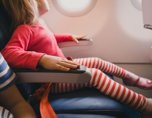 Kiat agar Anak Tetap Nyaman Saat Bepergian dengan Pesawat