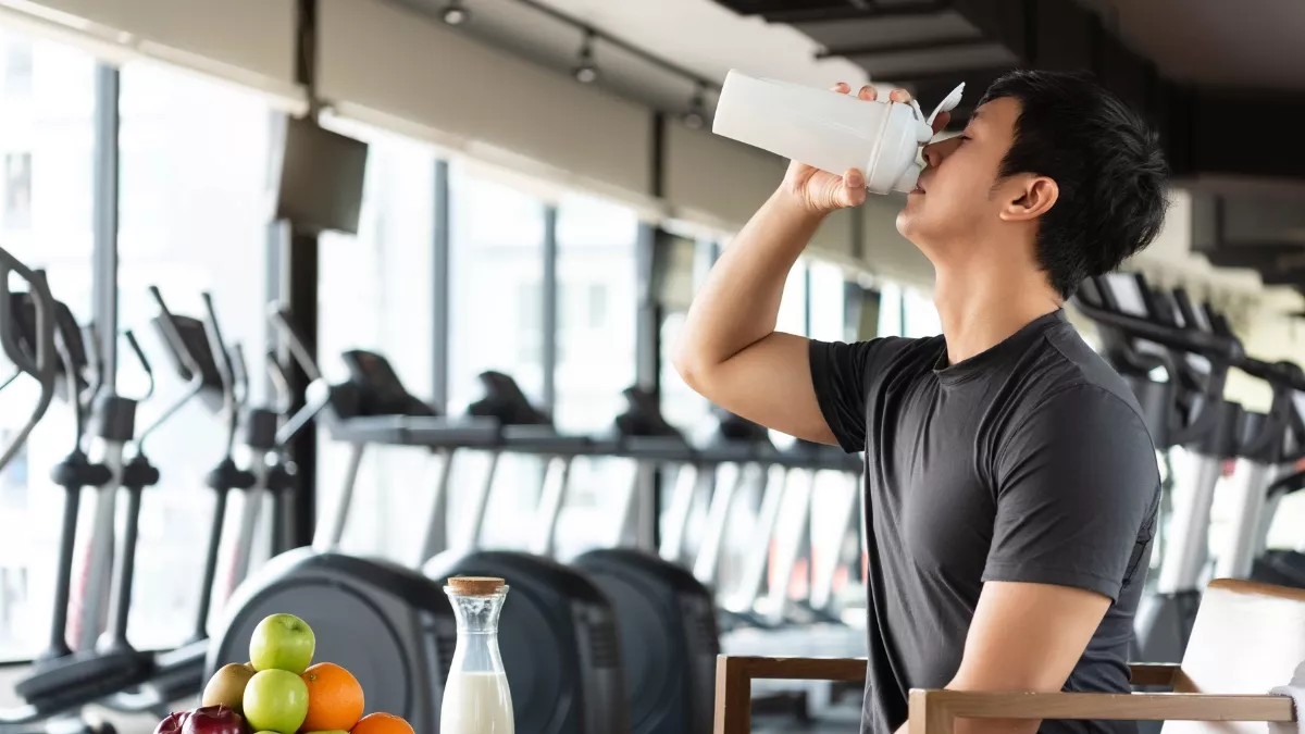 Mana yang Lebih Sehat Dikonsumsi Sebelum Gym, Nasi Lengkap, Jus, atau Susu Protein?