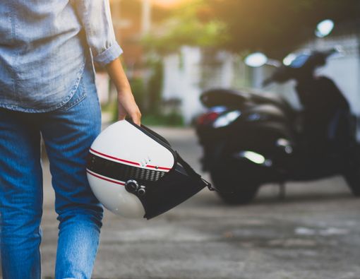 Sering Pinjam Helm, Ini Dampaknya bagi Kesehatan Rambut