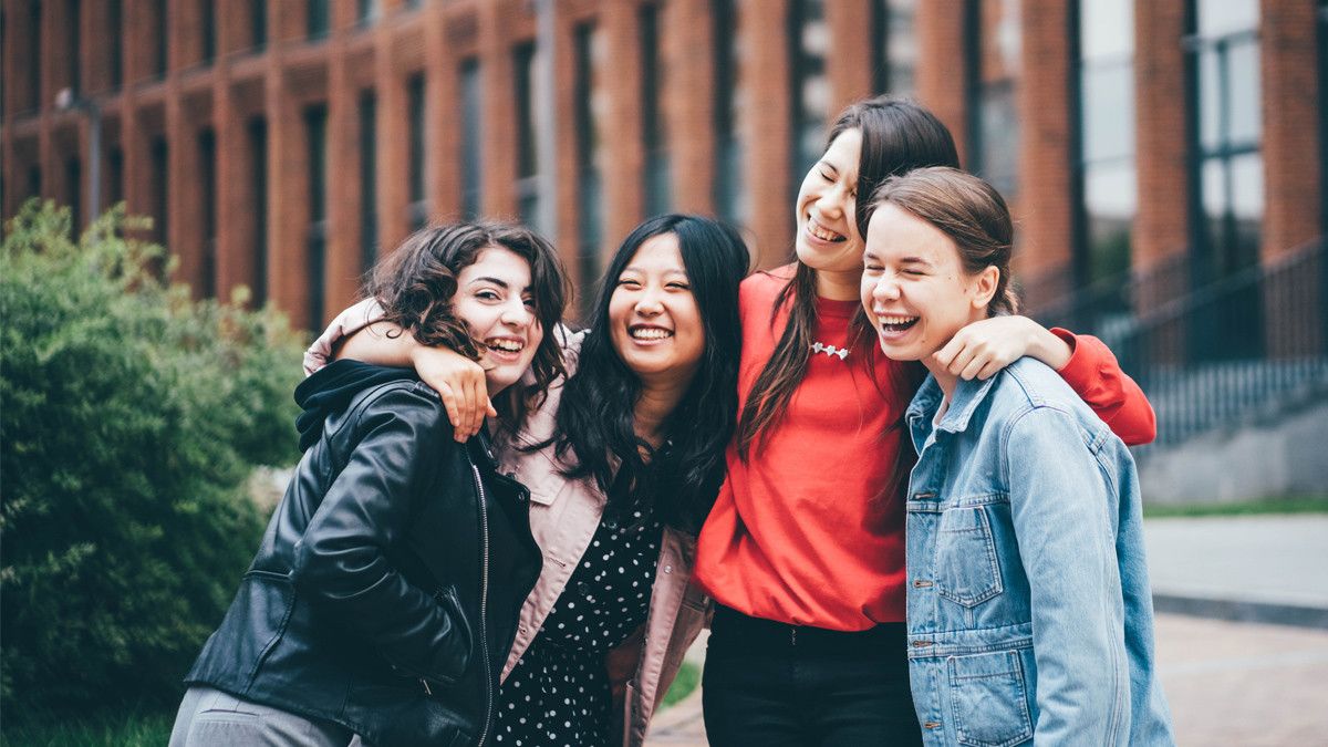 Lebih Mendahulukan Teman Ketimbang Pasangan, Apa Sebabnya?