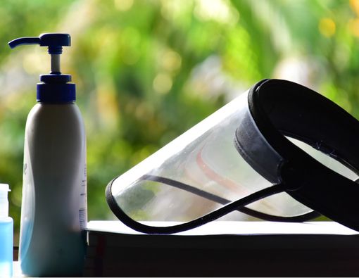 Ini Cara Membersihkan Face Shield Saat New Normal