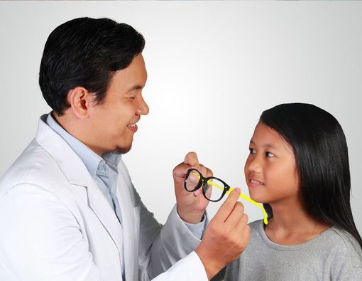 Inilah Tanda-Tanda Anak Anda Perlu Pakai Kacamata