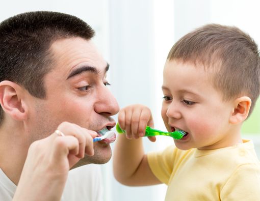 Langkah-langkah Mengajarkan Anak Sikat Gigi