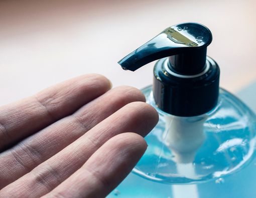 Kulit Tangan Kering Karena Sering Pakai Hand Sanitizer, Atasi, yuk!