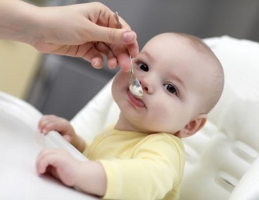 Tips Mengenalkan Makanan Padat Pada Bayi