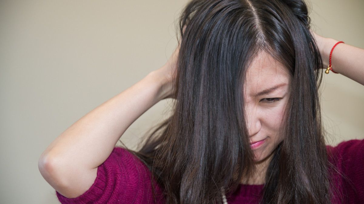 Sering Garuk-Garuk Kepala, Ini Penyebab Ketombe Balik Lagi