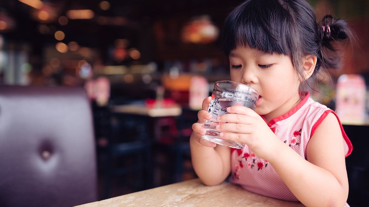 4 Tips agar Si Kecil Suka Minum Air Putih