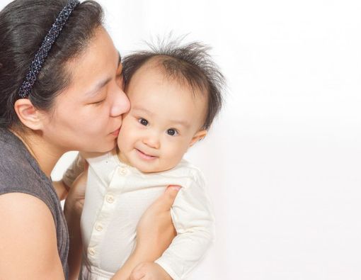 10 Bahaya yang Mengintai Akibat Sering Mencium Bayi