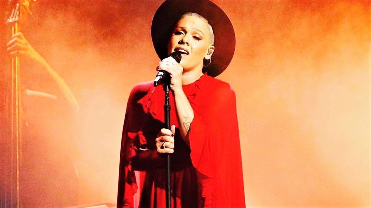 Penyanyi Pink Bagikan Pengalamannya Hadapi Virus Corona Bersama Anak