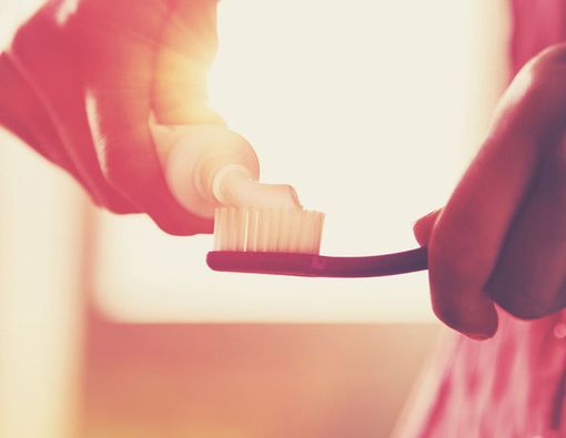 Mengapa Fluoride Penting bagi Gigi Sensitif?