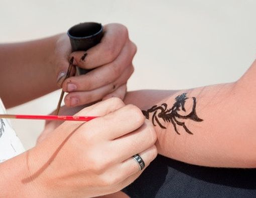 Ini Bahaya Tato Temporer Bagi Kesehatan Kulit