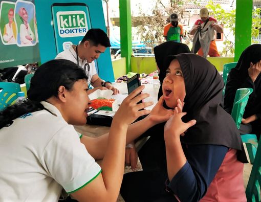 Peduli Banjir Bekasi, KlikDokter Lakukan Pengobatan Gratis